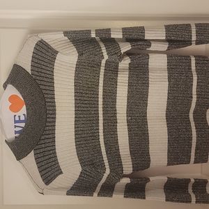 A very nice woman sweater thats black/sliver with glitter